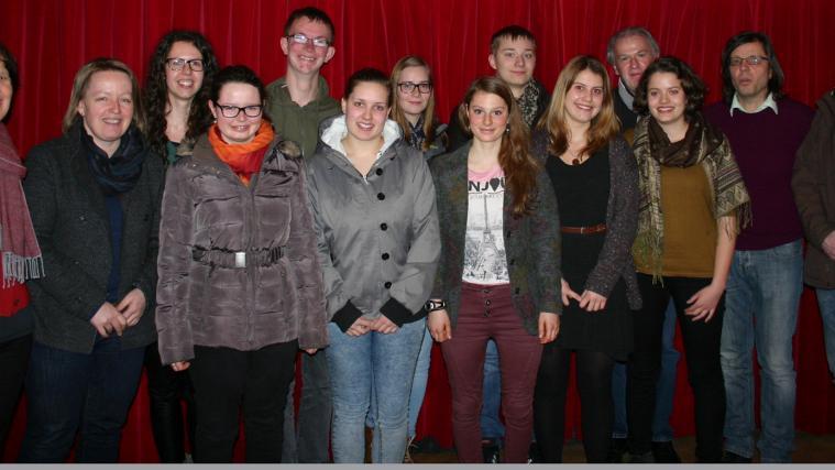 strahlende Gesichter beim Gruppenbild nach der Jurysitzung links aussen: Sibille Tschenett (Bildungsausschuss Mals), Rinner Verena (Direktorin OSZ Schlanders) - in der Mitte: die SchülerInnen, welche am Wettbewerb teilgenommen haben - rechts aussen: Werner Oberthaler (Fachlehrer OSZ Mals), Georg Mair (ff-Bozen), Rainer Nübel (Zeitenspiegel)